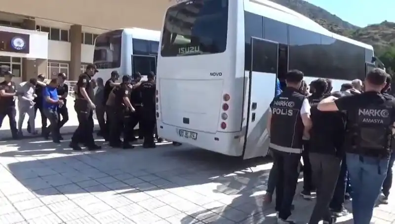 Amasya'da Uyuşturucu Operasyonu: 13 Kişi Gözaltına Alındı!
