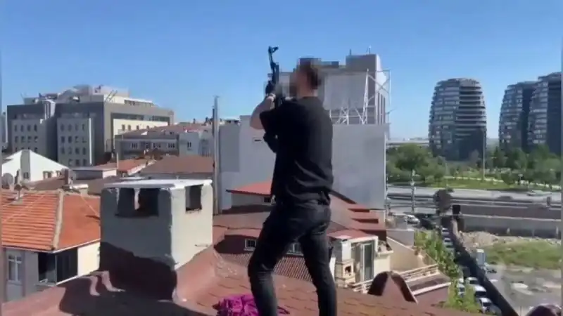 İstanbul'da Operasyon: Çatıya Kaçan Şüphelilerden AK-47 Ele Geçirildi